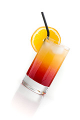 Tequila Sunrise mit Orange  und Strohalm vor schwarz