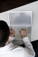 geschäftsmann sitzt vor computer monitor