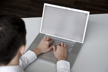 junger geschäftsmann sitzt vor computer monitor