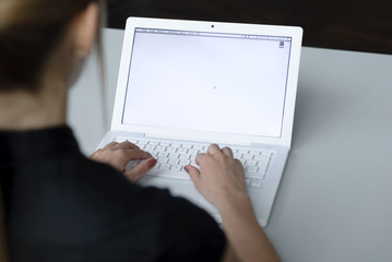 blonde frau sitzt an computer bildschirm