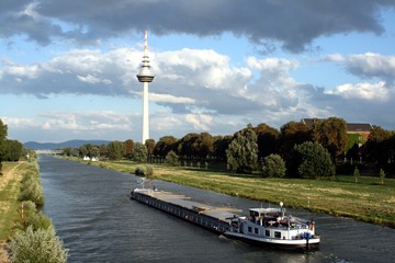 Neckar in Mannheim mit Frachtschiff © richirik