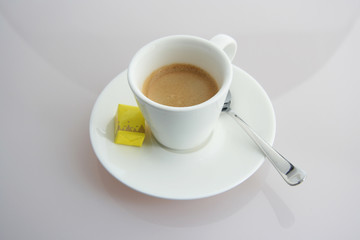 Espressotasse mit Löffel und Zucker