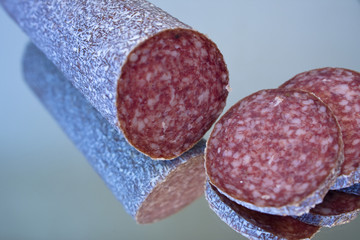 Salami auf Spiegelfläche