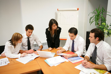 réunion de travail avec ordinateur portable