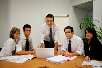 réunion de travail avec ordinateur portable