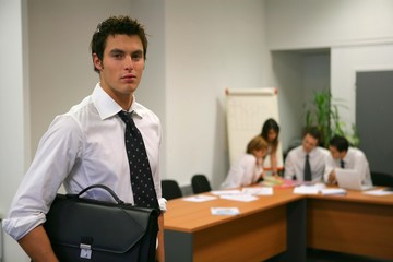 portrait d'un jeune homme d'affaires au bureau