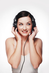 Naklejka premium Smiling girl wearing headphones and looking to the side
