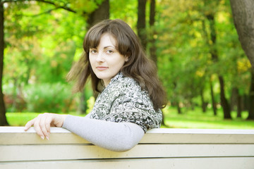 Obraz premium Girl on a park bench