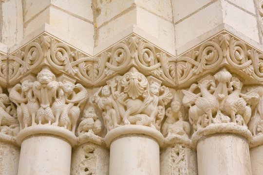 Abbatiale (Abbaye de Fontevraud) : ch&acirc;piteaux du portail