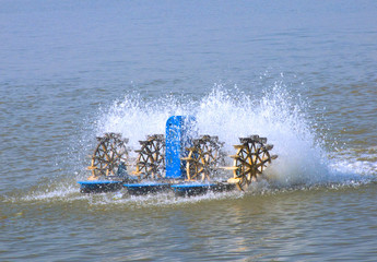 Naklejka premium Paddlewheeler aerators in aquaculture pond