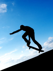 Fototapeta na wymiar Skater w niebo