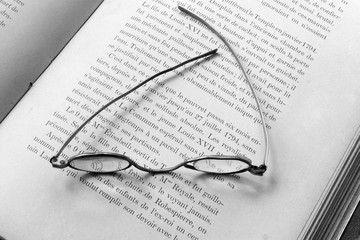 Vieilles lunettes sur un livre ancien
