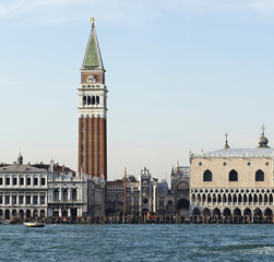 Dogenpalast mit Campanile Venedig