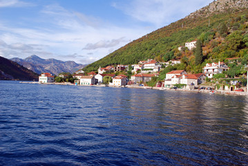 Fototapeta na wymiar Wioska na fiord w Czarnogórze