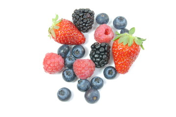 Frutti di bosco su sfondo bianco