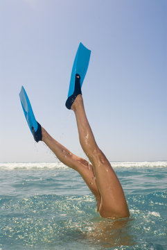 Frau taucht im Meer mit Flossen