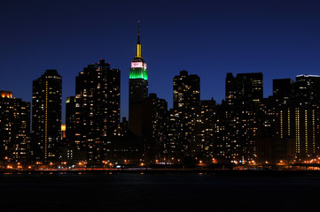 Obraz na płótnie Canvas Midtown Manhattan skyline w pogodną noc niebieski.