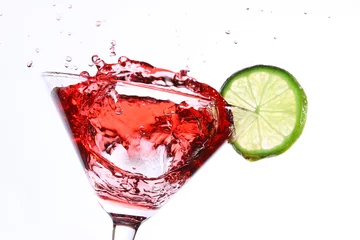 Crédence de cuisine en verre imprimé Cocktail cocktail rouge au citron vert sur blanc