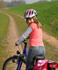 Mädchen mit Fahrrad