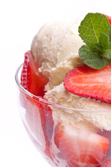 Ausschnitt von Erdbeeren mit Eis und Minze