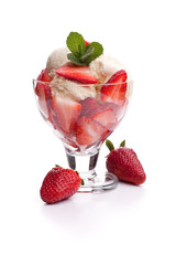 Erdbeerbecher mit zwei Erdbeeren