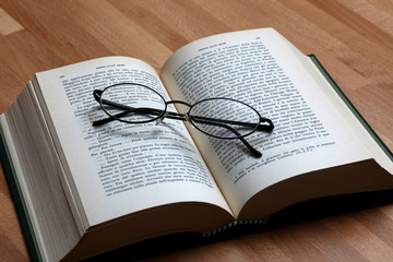 occhiali da vista su libro
