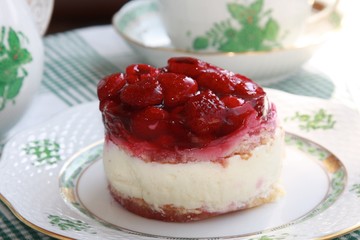 obstkuchen mit roten früchten und schönem geschirr
