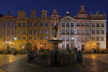 Fototapeta na wymiar Fontanna Neptuna i domy Gdańsk, Polska.