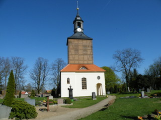 Fototapeta na wymiar Frisch restaurierte Dorfkirche