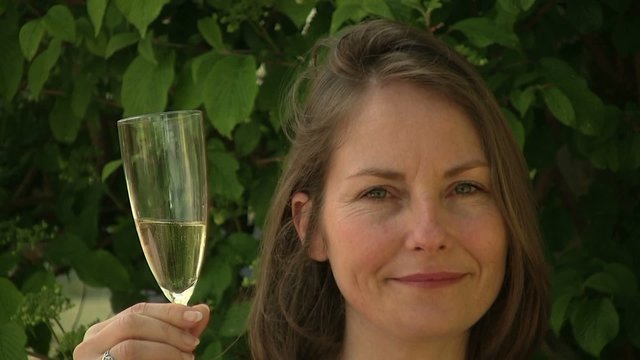 f&ecirc;ter au champagne de face