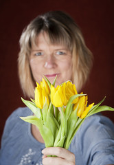 Obraz na płótnie Canvas Woman with Yellow Tulips