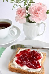 Frühstück Toast mit Marmelade und Tee