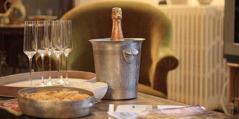 Champagne, petit fours et flutes