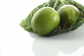 Limetten_auf_gruenem_Blatt