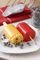 Paletas de gelatina con chispas de chocolate. México.