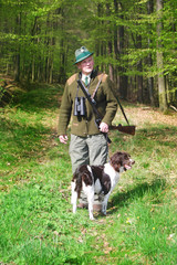 Jäger mit Jagdhund
