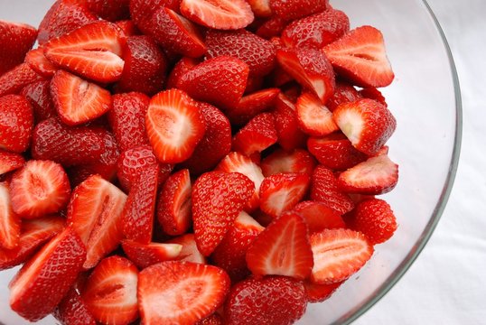 Fraises coup&eacute;es dans un saladier en verre
