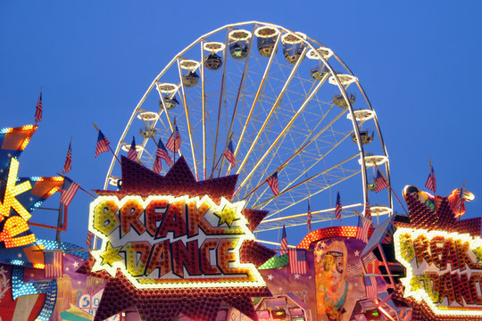 Kirmes bei Nacht mit Riesenrad