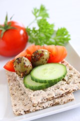 wholemeal crisp bread with tomatoes, cucumbers and olives