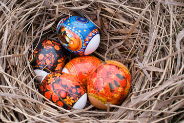 Five easter eggs are in the real nest