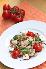 Salat mit Champignons,Tomaten und Käse
