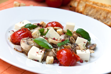 Salat mit Champignons,Tomaten und Käse