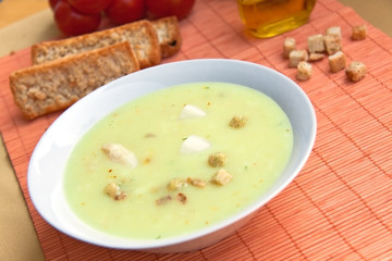 Spargelsuppe mit Croutons
