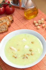 Spargelsuppe mit Croutons
