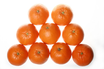 Laranjas formando uma pirâmide isoladas no fundo branco