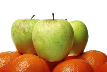 Laranjas e maças agrupadas isodadas no fundo branco