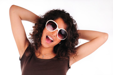 Junge Frau mit Sonnenbrille