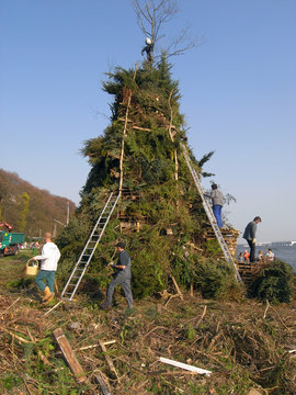 Holzturm f&uuml;r Osterfeuer