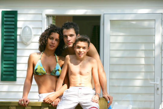 famille devant un mobile home