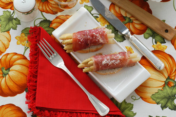 Involtini prosciutto crudo asparagi bianchi e grana - Antipasti